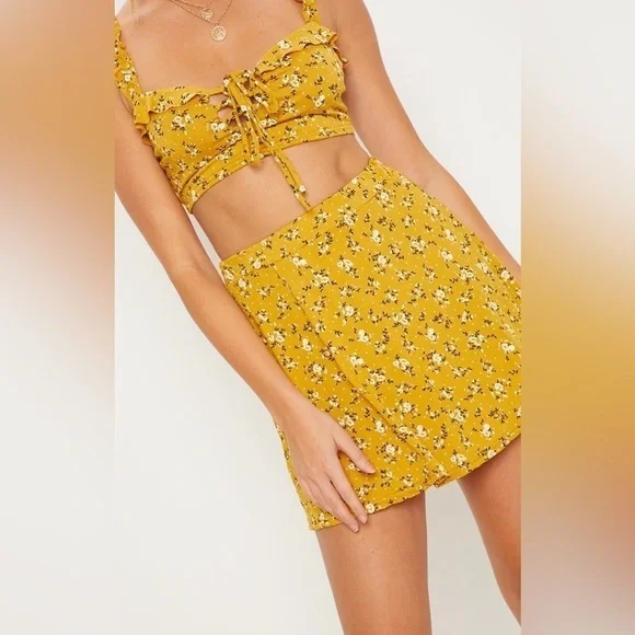 NWT Pretty Little Thing Mustard Ditsy Floral Skater Skirt in US 4 - Picture 5 of 6